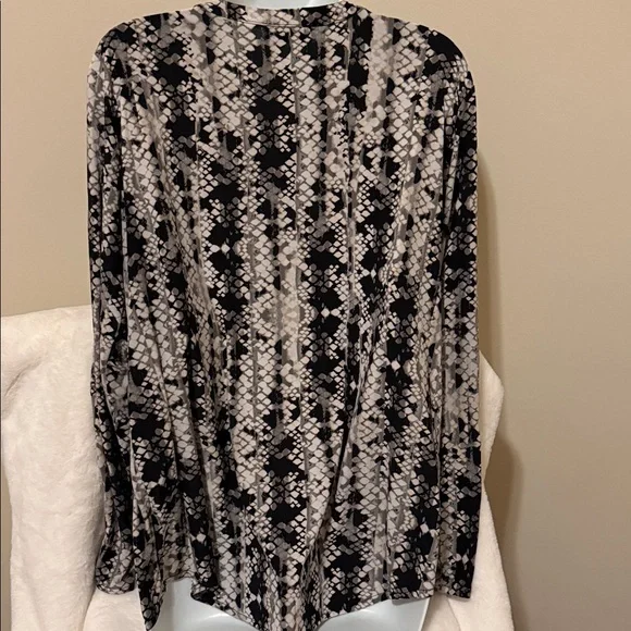 Carmen Marc Valvo Black and Cream Patterned Blouse - Picture 5 of 6